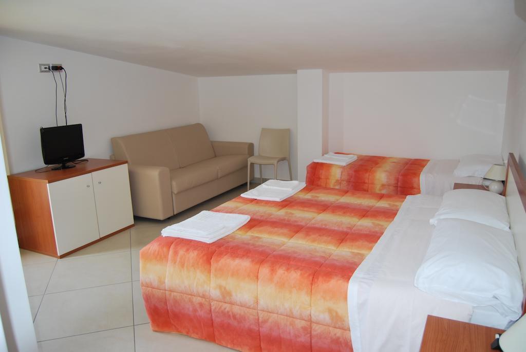 Hotel Europa Nereto Quarto foto
